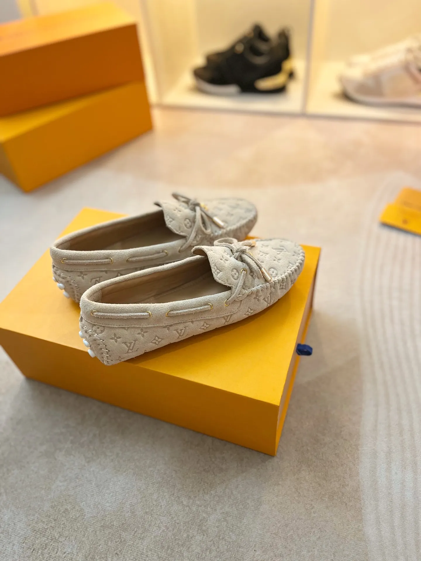 p460💰Couple model❤️🇫🇷 𝙇𝙤𝙪𝙞𝙨 𝙑𝙪𝙞𝙩𝙩𝙤𝙣 🇫🇷Louis Vuitton 2023 Classic𝓛𝓿 𝓣𝓻𝓪𝓲𝓷𝓮𝓻 Sports Series ➪➪➪¯ [Arizona Doudou Shoes Series] ▪️▪️▪️Arizona slip-on shoes are made of Monogram Eclipse canvas. Its hand-painted and dyed edges and hand-sewn uppers fully demonstrate Louis Vuitton's traditional shoemaking craftsmanship. This slip-on shoe is very lightweight. The integrated tongue and upper make it particularly comfortable and flexible. The soft outsole is equipped with rubber padding. Decorated with matching sash. Detailed features: ☑️Monogram Eclipse canvas ☑️Black Eclipse pattern ☑️Hand-painted shoe edges ☑️Hand-sewn uppers (each pair takes time to process) ☑️Integrated tongue and upper construction ☑️Outsole equipped with rubber lining ☑️size: 35_46